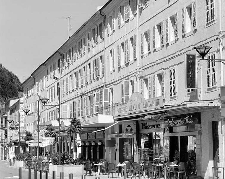 Immeubles face à la place Jean Jaurès (n° 125 à 137 rue de la République).