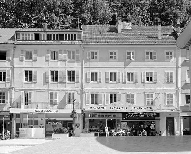 Façade antérieure des immeubles aux n° 135 et 137 rue de la République.