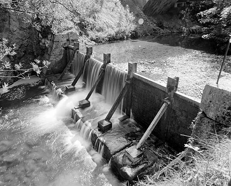 Barrage de l'ancienne usine de l'Abbaye (23 à 31 rue Emile Zola), en aval du pont des Douanes.