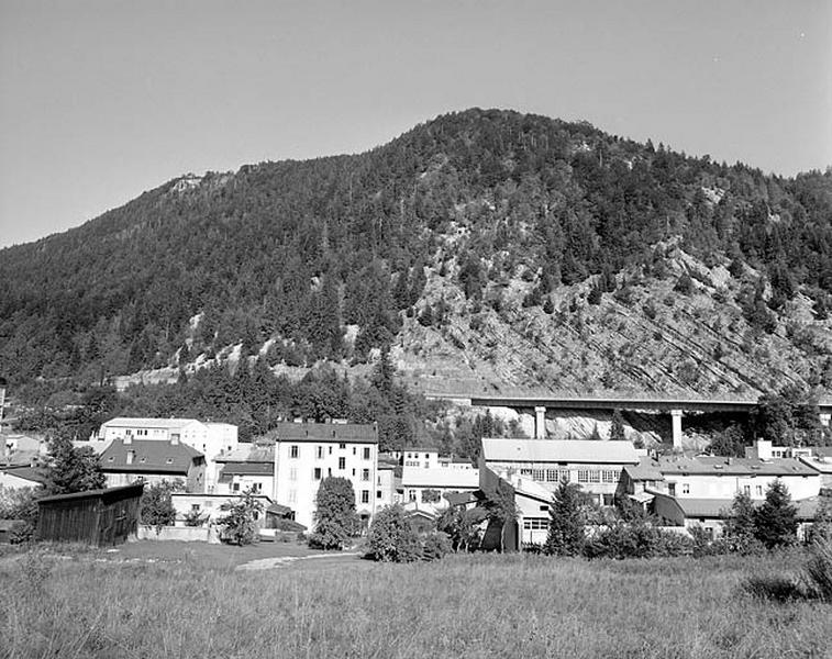 Le quartier de l'école du Haut et le rocher de Larce.