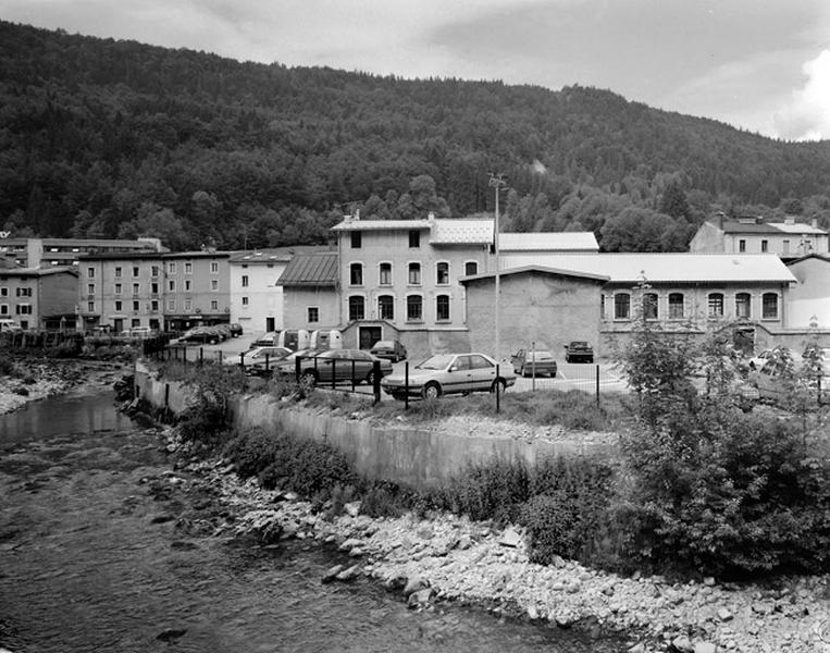 Le quartier de l'école du Haut, depuis la rive droite de la Bienne.