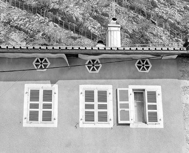 Fenêtres du dernier étage et baies aérant le comble de la maison au n° 18 (façade postérieure).