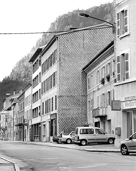 La rue de la République au niveau des n° 168 à 172.