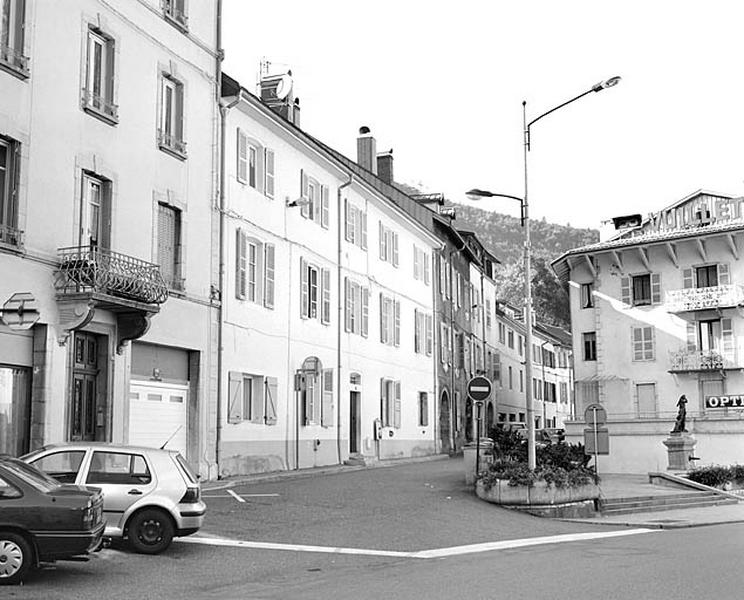 La rue Victor Hugo vers le n° 32, près de son débouché sur la rue de la République.