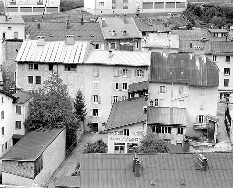 Vue plongeante sur la façade postérieure.