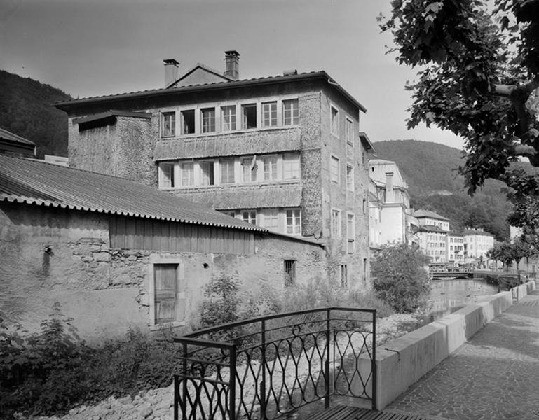 Vue d'ensemble des façades postérieure et latérale droite.
