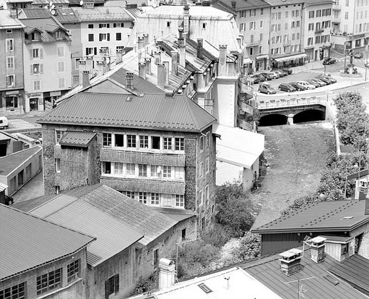 Vue d'ensemble plongeante, depuis l'est.