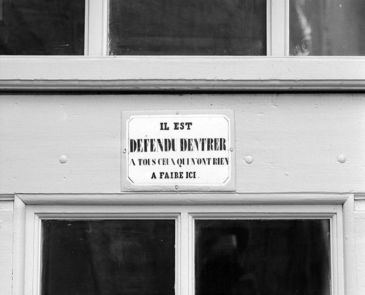 Emaillerie : plaque émaillée (maison, avec atelier, au 15 quai Aimé Lamy).