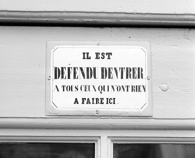 Emaillerie : plaque émaillée (maison, avec atelier, au 15 quai Aimé Lamy).
