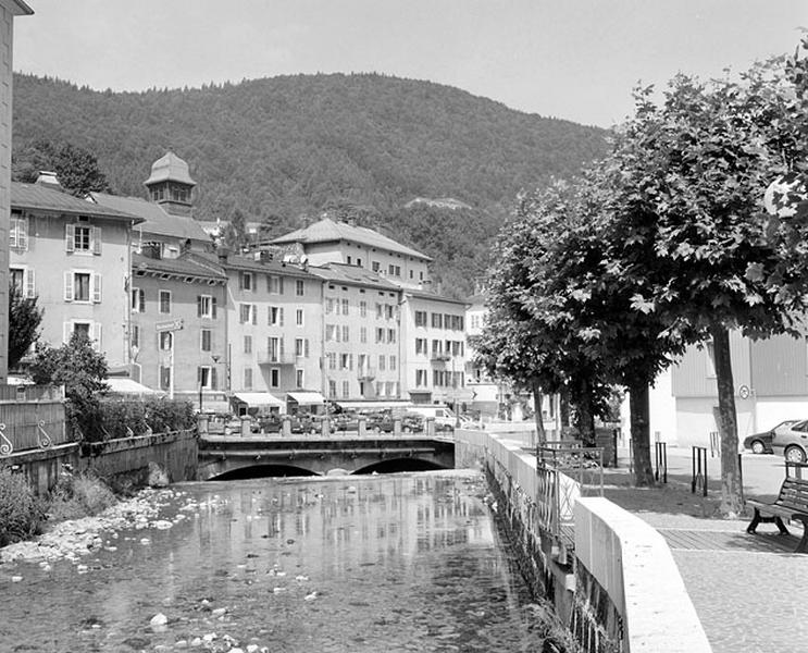 La Bienne et la place Henri Lissac, depuis le quai Aimé Lamy (en amont).
