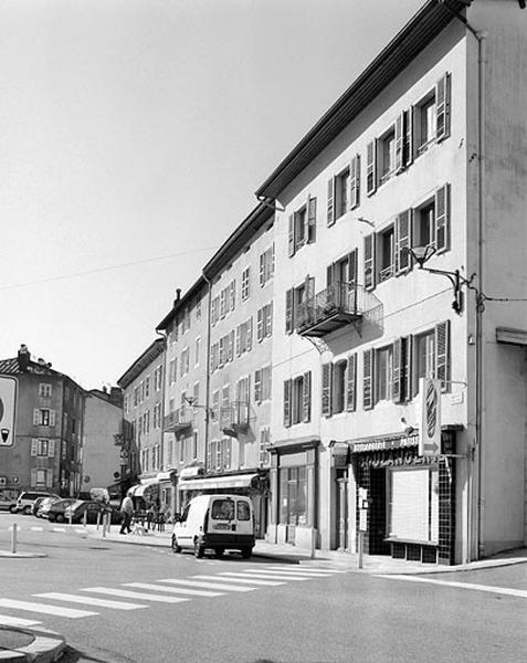 Le côté est (depuis l'angle sud-est) et la rue de la République.