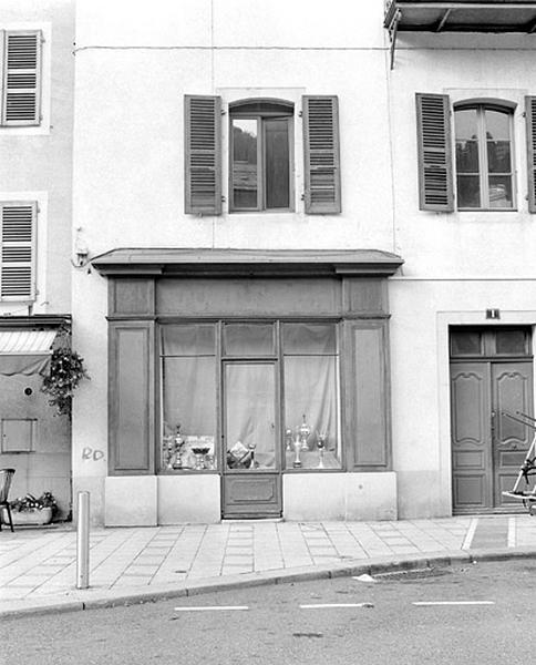 Devanture de boutique et fenêtre en arc segmentaire.