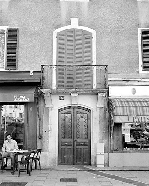 Porte principale et porte-fenêtre du premier étage.