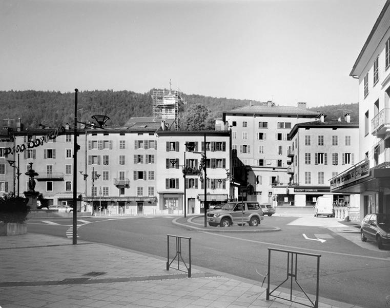 Le côté ouest et l'angle nord-ouest.