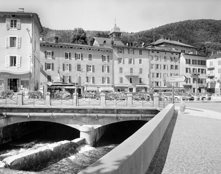 La Bienne à l'angle sud-est et le côté ouest.