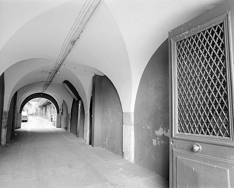 Passage couvert voûté.