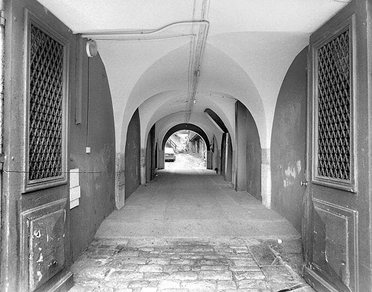 Passage couvert, depuis la rue.