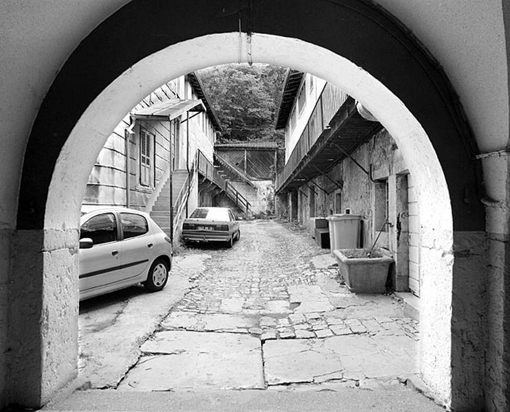 La cour depuis le passage couvert.
