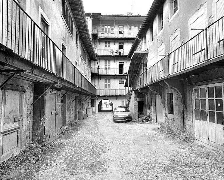 Cour et élévation postérieure.