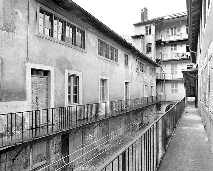 Aile sud, de trois quarts gauche.