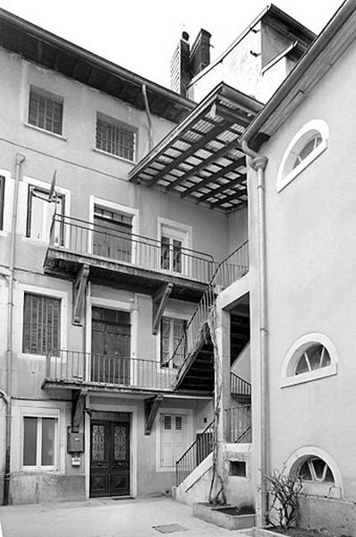 Façade postérieure et escalier.