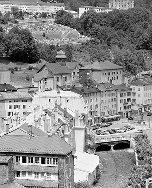 Vue d'ensemble plongeante, depuis l'est.