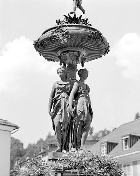 Les trois Grâces et la vasque.