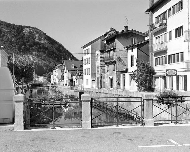 Le Petit Quai, depuis la place Henri Lissac.