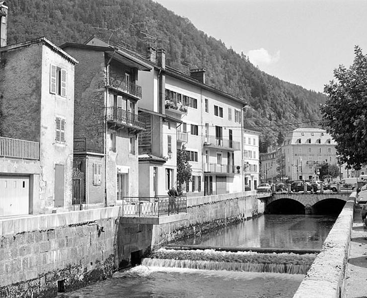 Immeubles aux n° 12 et 14 du Petit Quai, depuis l'ouest.