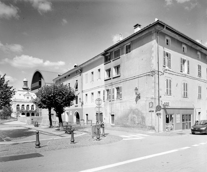 La rue des Promenades, depuis le pont de la rue Merlin (pont du Curé).