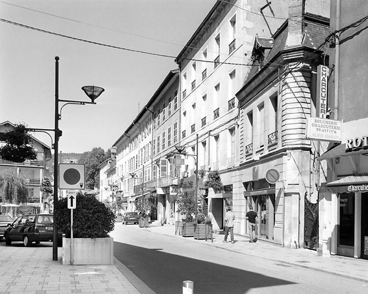 La rue de la République vers le n° 157.