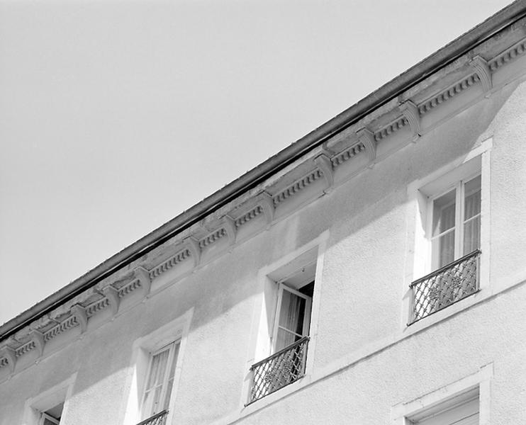 Façade antérieure : corniche.