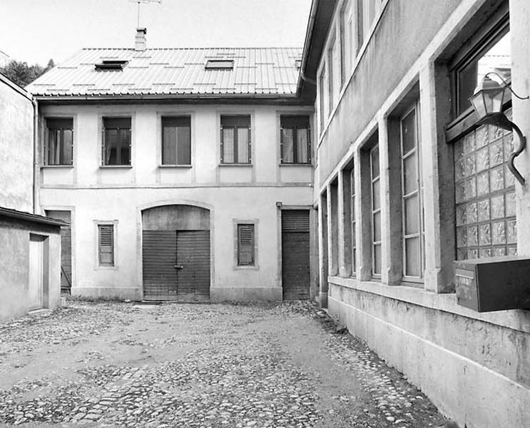 Cour et remise.