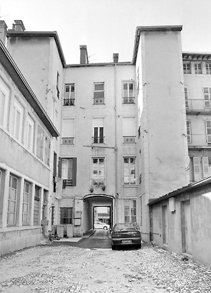 Façade postérieure et cour.