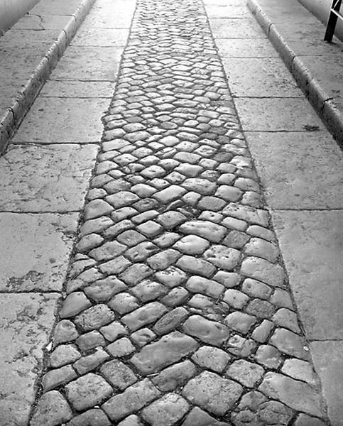 Passage couvert : sol de galets.