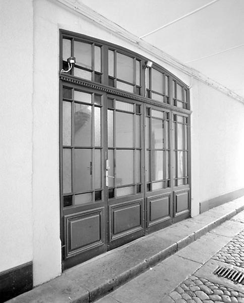 Passage couvert : porte de l'escalier.