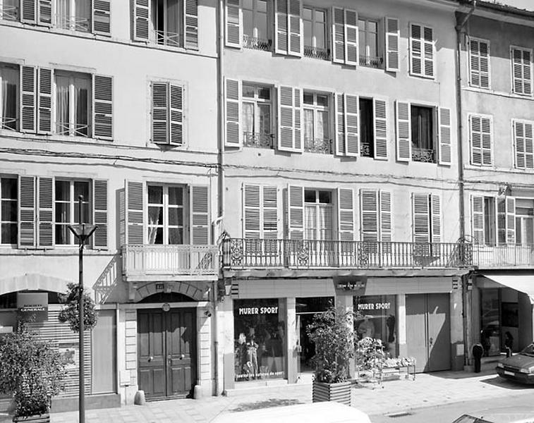 Immeubles aux n° 151 et 153 rue de la République.