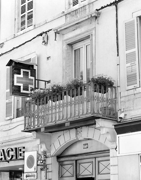 Porte-fenêtre du premier étage et balcon.