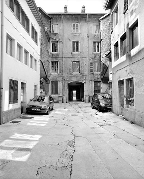 Façade postérieure et cour.