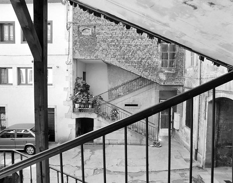 Escalier de l'hôtel au n° 149 rue de la République.