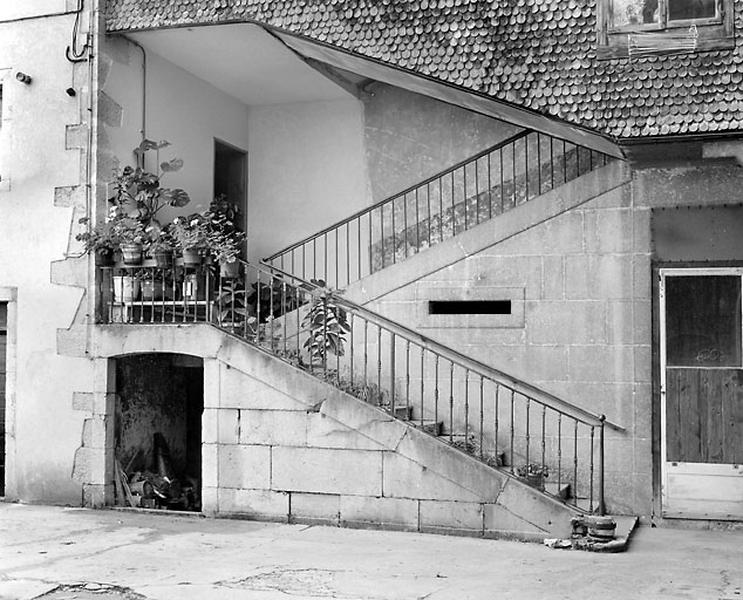 Escalier sud : cage ouverte au rez-de-chaussée.