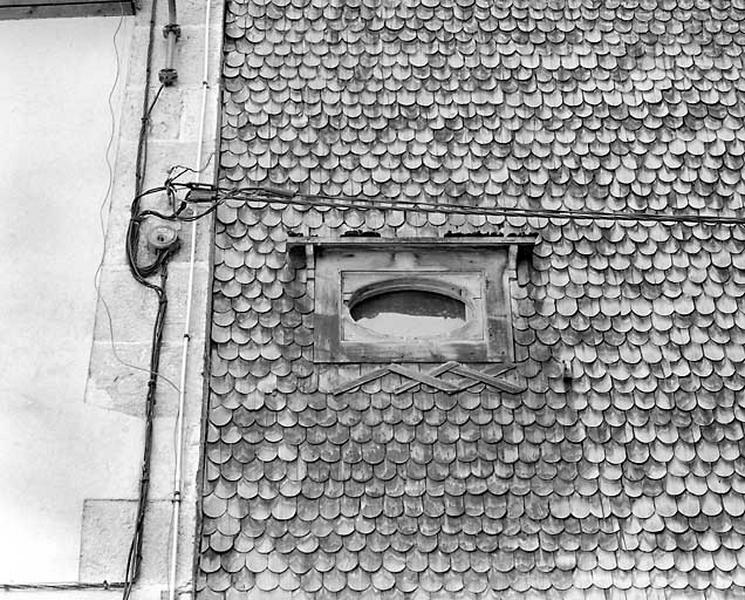 Escalier sud : oculus et tavaillons (bardeaux).