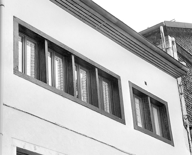 Hôtel et atelier de lunetterie, Morez (149 rue de la République) : fenêtres lunetières de l'aile sud.