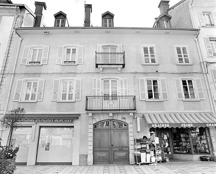Vue d'ensemble de la façade antérieure.