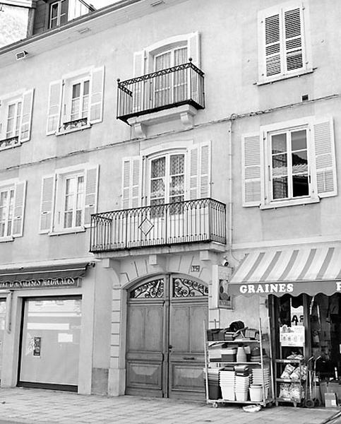 Façade antérieure, de trois quarts droite.
