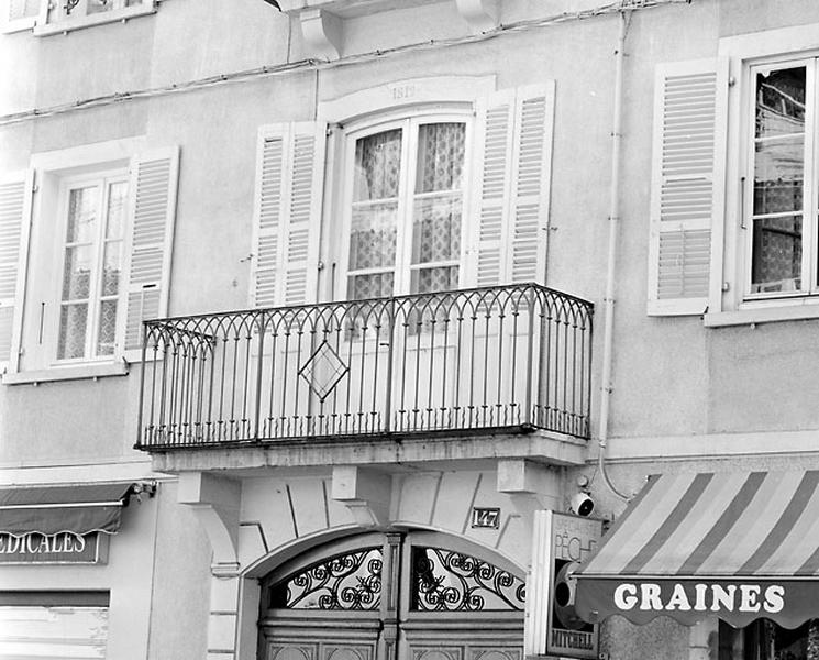 Porte-fenêtre et balcon du premier étage.