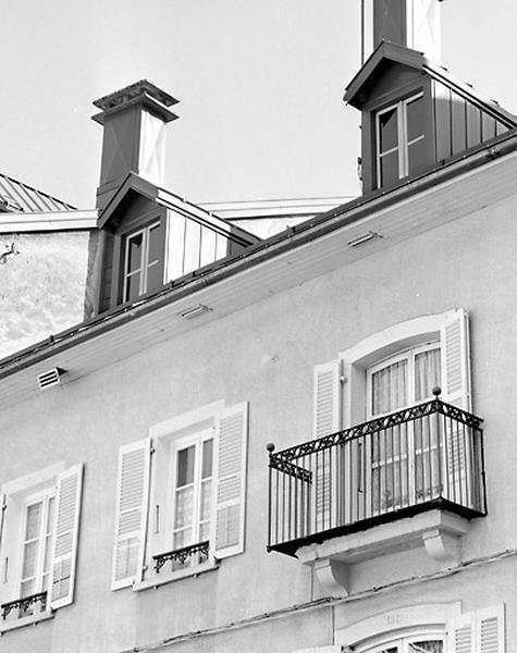 Fenêtres et balcon du deuxième étage.