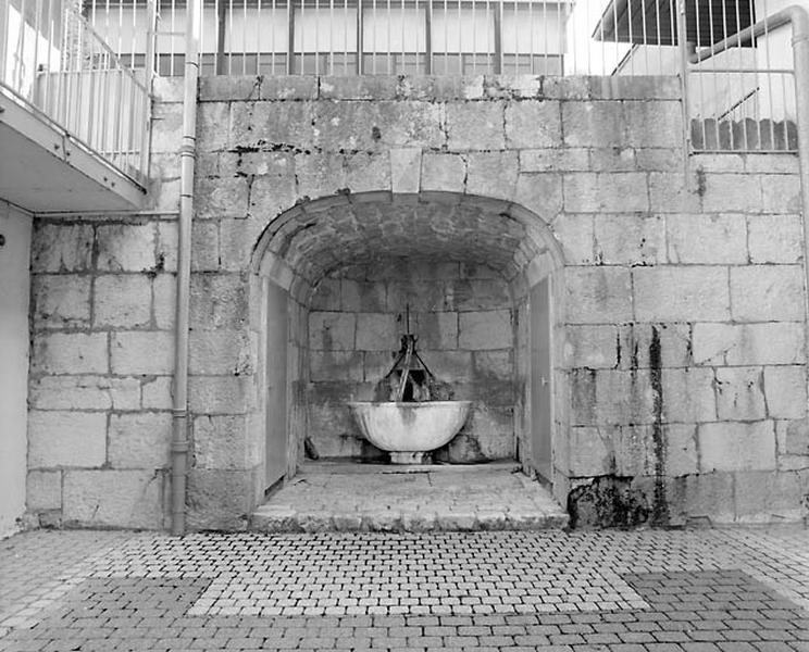 Mur de soutènement, niche et fontaine.