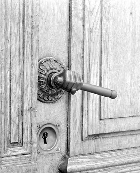 Porte principale : poignée en forme de main.