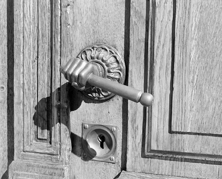 Porte principale : poignée en forme de main.